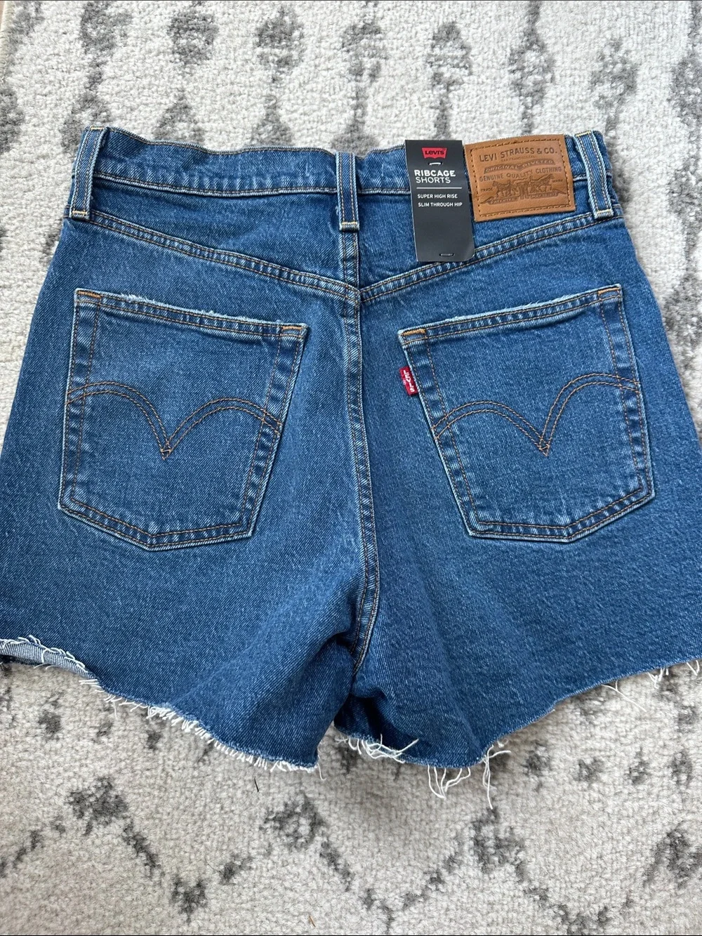 NWT Levi’s Ribcage Jean Short Cut Offs 28